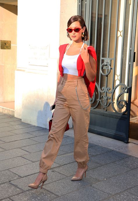 Bella Hadid cargo pants i am gia Pants Outfit Ideas For Women, Cargo Pant Outfits, Stylish Cargo Pants, Cargo Pants Outfit Ideas, Pant Outfits For Women, Workwear Chic, How To Style Cargo Pants Women, Pants Outfit Ideas, How To Style Cargo Pants