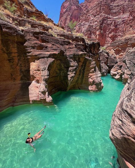 Havasu Creek In Arizona, USA - Bucket List Travel Adventures Havasu Creek Arizona, Sedona Arizona Travel, Lake Havasu Arizona, Arizona Lakes, Arizona Aesthetic, Arizona Travel Guide, Desert Vacation, Bucket List Travel, Arizona Vacation