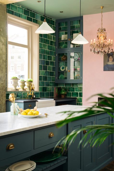 Green Tile Pink Kitchen | Devols Kitchen Showroom Clerkenwell London | 20 Photos That Will Prove Decorating with Pink and Green is the Next Big Thing Pink Room Design, Green Kitchen Decor, Interior Dapur, Devol Kitchens, Green Kitchen Cabinets, Herringbone Backsplash, Kitchen Showroom, Classic Kitchen, Pink Kitchen