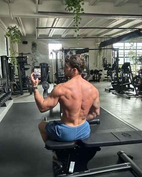 Michael Yerger on Instagram: "pull day in the @hellobudro warm up short in slate— dropping this fri 3/8" Gym Body Goals, Gym Outfits Aesthetic, Outfit Ideas Gym, Equinox Gym, Michael Yerger, Pull Day, Gym Outfit Ideas, Food Gym, Style Gym