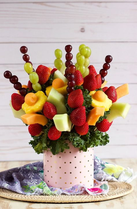 How to Make an Edible Fruit Bouquet // Video - The Suburban Soapbox Food Centerpieces For Party, Fruit Bouquet Ideas, Edible Fruit Arrangements, Fruit Bouquet, Deco Fruit, Fruit Platter Designs, Edible Bouquets, Fruit Displays, Fruit Kabobs