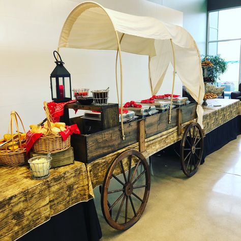 Chuck wagon dinner buffet by Edibles Catering and Foods to Go Western Wagon Decoration, Chuck Wagon Diy, Chuck Wagon Dinner Party, Diy Chuck Wagon Table, Chuck Wagon Decorations, Cowboy Menu Ideas, Chuck Wagon Party Western Theme, Chuck Wagon Table, Wild West Party Food