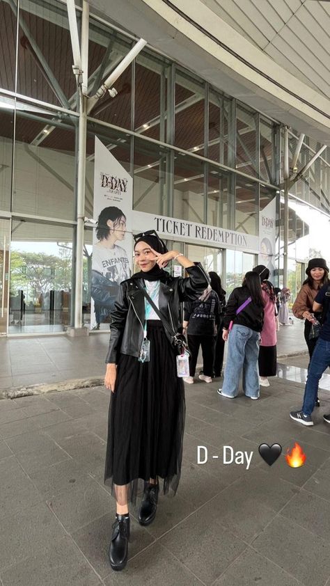 One Ok Rock Concert Outfit, Coldplay Concert Outfit Hijab, Ootd Leather Jacket Hijab, Ootd Konser Musik Casual, Ootd Rock N Roll Hijab, Hijab Rock Style, Hijab Outfit Concert, Ootd Concert Casual, Outfit Rok Hitam