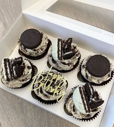 #oreo #cookiesandcream #birthday #cupcakes Oreo Birthday Cupcakes, Manly Cupcakes Ideas For Men, Husband Birthday Cupcakes, Oreo Cupcakes Decoration, Sweet 16 Birthday Cupcakes, Cupcake Buisness Ideas, Black Cupcakes Birthday, Mini Cake Simple, Oreo Cake Decoration