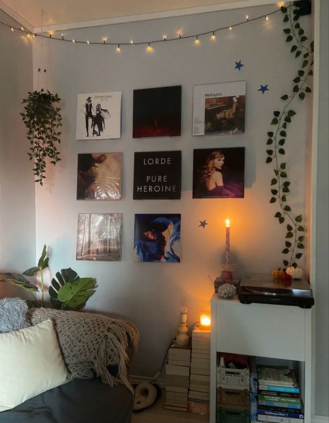 bedroom ideas | aesthetic | room ideas | fairy lights | record player | autumn | fall Fairy Light Inspo Bedroom, Record Player Room Aesthetic, Room Ideas Fairy Lights, Record Player Bedroom, Record Player Aesthetic Bedroom, Record Player Room, Music Bedroom Aesthetic, Record Player Aesthetic, Cozy Inspiration