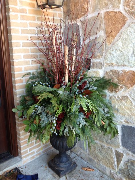 Christmas Urn Filler Ideas, Courtyard Flowers, Front Porch Christmas Decorating Ideas, Christmas Food Ideas For Dinner, Holiday Planters, Winter Pots, Winter Containers, Outdoor Christmas Decorations Lights, Porch Pots