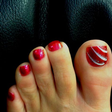 Christmas toes! Christmas Toe Colors, Christmas Gel Pedicure, Pedicure Designs Winter, Christmas Toes Pedicure Ideas Winter, Xmas Toe Nail Designs, Holiday Toe Nails Christmas, Holiday Pedicure Ideas Toenails, Christmas Toe Nail Designs Toenails, Holiday Pedicure Ideas