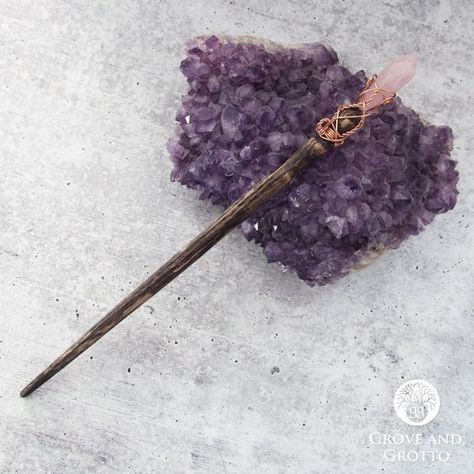 Polymer Clay Wands, Crystal Wand Diy, Wand With Crystal, Witch Wands, Handmade Wands, Wand Ideas, Wand Diy, Wire Rose, Crystal Wands