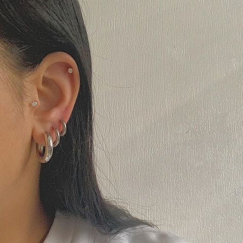 Silver Hoop Piercings, Triple Hoop Earrings Silver, Silver Earrings 3 Holes, Silver Earrings Layered, Silver Earrings Set Up, Minimal Ear Piercings Silver, Silver Earrings Piercings, Mix Gold And Silver Earrings, Silver Hoop Earrings Chunky