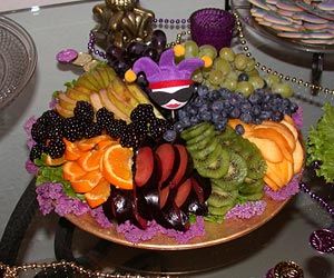 Mardi Gras Mardi Gras Fruit Tray, Mardi Gras Recipes, Fruit Tray Ideas, Fruit Platter Ideas Party, Salad Presentation, Fruit Diet Plan, Cajun Christmas, Bunco Night, Madi Gras