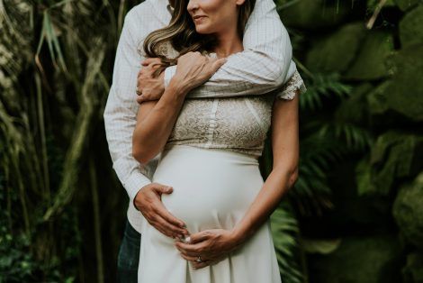 M2 Photography shares this gorgeous Ott's exotic plants greenhouse maternity shoot with you. Maternity Shoot Outdoor, Couple Maternity Poses, Plants Greenhouse, Studio Maternity Shoot, Maternity Picture Outfits, Winter Maternity Photos, Maternity Photography Poses Outdoors, Shooting Couple, Outdoor Maternity Photos