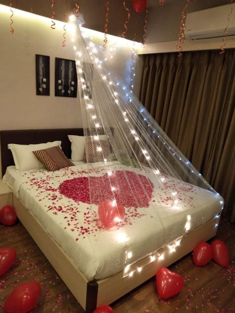 romantic bedroom decor ideas petals balloons canopy Bridal Room Decor, Wedding Night Room Decorations, Romantic Room Surprise, Romantic Dinner Decoration, Rooms Decoration, Romantic Room Decoration, Surprise Birthday Decorations, Birthday Room, Hollywood Night