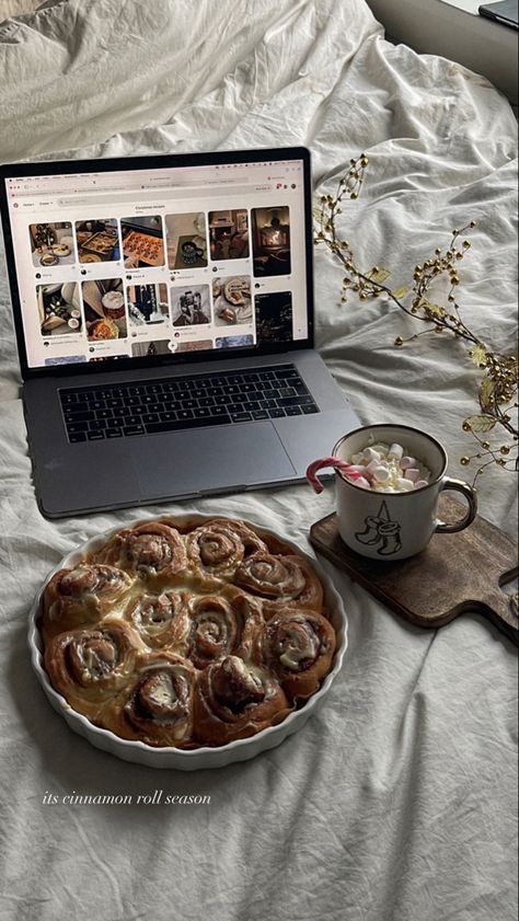 pinterest feed, aesthetic, christmas, coffee with whipped cream and marshmallows, cinnamon rolls, baking aesthetic Cinnamom Rolls, Cinnamon Rolls Christmas, Xmas Aesthetic, Coffee Christmas, Christmas Aesthetic, Winter 2024, Cinnamon Rolls, Cinnamon, Rolls