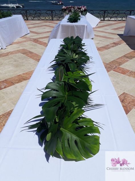 Tropical Garland Wedding, Beach Theme Wedding Centerpieces, Tropical Wedding Flowers Centerpieces, Hawaiian Flower Arrangements, Weddings At The Beach, Tropical Garland, Black Centerpieces, Boho Wedding Colors, Tropical Centerpieces