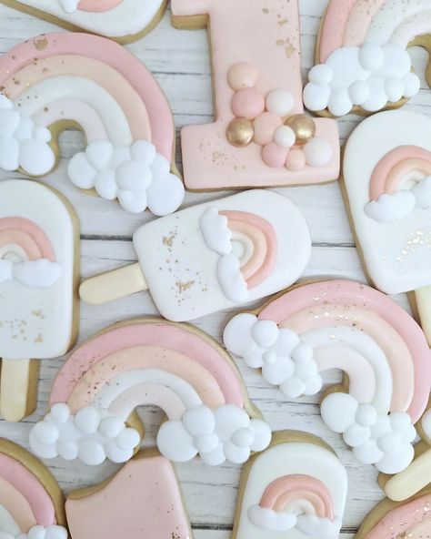 ☁️🌈☁️Cookies decoradas con temática de Arcoiris para el cumpleaños de Martina. ❤️🥰🌈 🌈 #cookies #royalicingcookies #arcoiris #rainbowparty #rainbowcookies #rainbow #galletasdecoradas #galletasdearcoiris #fiestadearcoiris #galletasglaseadas #galletaspersonalizadas #primercumpleaños #primercumpleniña #instacookies #cookiesofinstagram #cookiescomodoro #cakepleasecr #comodororivadavia Rainbow Stuff, Cookies Decoradas, Rainbow Cookies, Royal Icing, Cookie Decorating, Rainbow, Quick Saves