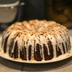 This white chocolate and almond delight will have your guests reeling. Although it looks intimidating, it is an easy and delicious holiday treat. Amaretto Cake Recipe, Amaretto Cake, Toffee Chips, Cake Mug, Cake Bites, Rum Cake, Bundt Cakes Recipes, Toasted Almonds, Bundt Cake