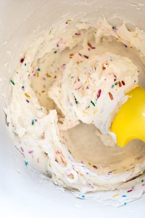 This funfetti frosting recipe is fast, easy, and uses ingredients that you probably already have in your pantry! It's perfect for cookies and cupcakes. Funfetti Frosting, Frost Cupcakes, Easy Cupcake Recipes, Homemade Frosting, Savory Cakes, Salty Cake, Funfetti Cake, Frosting Recipe, Cupcake Frosting