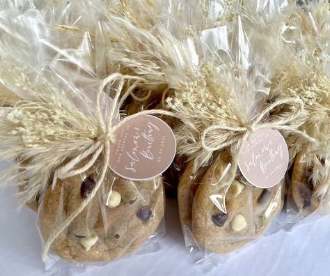 Wedding Cookie Bags Packaging Ideas, Cookies Wedding Gift, Cookie Party Favors Wedding, Chocolate For Wedding Gift, Wedding Favors For Guests Cookies, Wedding Cookie Favors Packaging, Cookies As Wedding Favors, Wedding Gift Chocolate, Chocolate Chip Cookie Wedding Favors