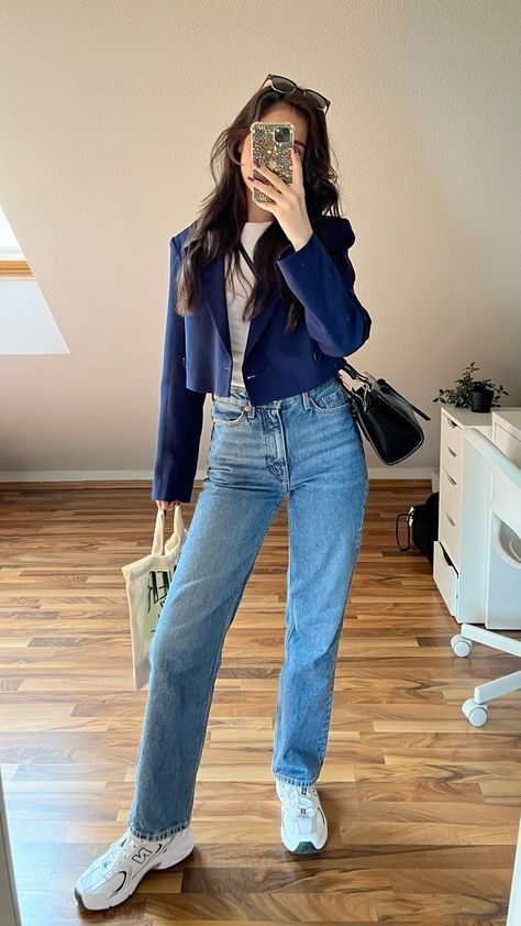 Cropped Blazer Casual Outfit, Cropped Blazer And Jeans, Navy Blue Jacket Outfit Women, Blue Crop Blazer Outfit, Blazers For Short Women, Blue Cropped Blazer Outfit, Blue Jeans Work Outfit, Blazer Blue Outfit, Crop Blazer Outfits For Women