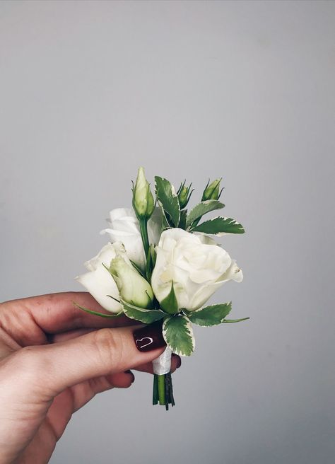 Groom Buttonhole White, White Bootinterieur, Buttoniere Wedding Boutonnieres Grooms, White And Green Buttonholes, Rose Button Holes Wedding, White Lisianthus Boutonniere, White Button Holes Wedding, Mens Boutineers Wedding White, Buttoniere Wedding Boutonnieres