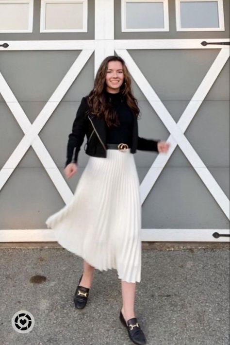 Sweater And Pleated Skirt Outfit, Maxi Pleated Skirt Outfit, Pleated Maxi Skirt Outfit, Dress With Loafers, Pleated Skirt Winter, Fancy Casual Outfits, Pleated Skirt Outfits, Loafers For Women Outfit, Winter Holiday Outfits