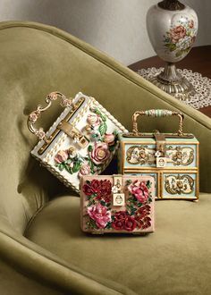 The perfect collection for ceremonies and special occasions.  Discover it in the Dolce&Gabbana boutiques. Dolce And Gabbana Handbags, Ac New Leaf, Dolce E Gabbana, Cute Bags, Womens Purses, Inspiration Mode, Lady Dior Bag, Louis Vuitton Twist Bag, Dolce & Gabbana