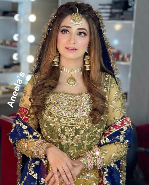 Hairstyle For Mehndi Bride, Mehendi Hairstyles Brides Pakistani, Barat Bridal Hairstyle, Mehndi Bride Hairstyles, Barat Hairstyles Pakistani, Mehndi Makeup Looks Pakistani, Mehndi Brides Pakistani, Mehndi Hairstyles For Bride, Stone Gold Jewellery