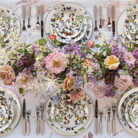 INSPIRATION — Casa de Perrin Chance Encounters, Aesthetic Garden, Dinner Table Setting, Table Setting Decor, Wedding Event Design, China Plates, China Patterns, Touch Of Gold, Christian Lacroix