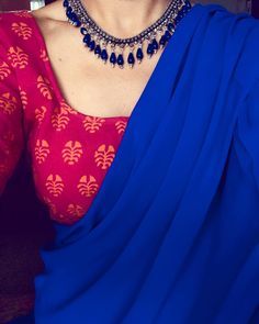 necklace for sarees Blue Saree Jewellery, Dark Blue Saree, Traditional Blouses, Contrast Saree, Saree Blouse Styles, Indian Sari Dress, Saree Jewellery, Indian Saree Blouse, Indian Saree Blouses Designs