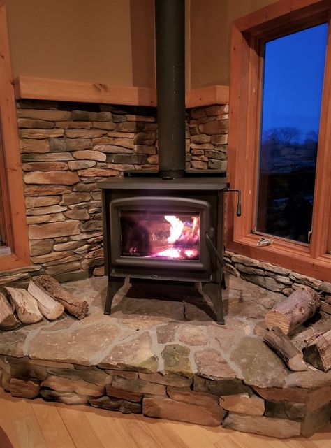 Wood Stoves Ideas, Pellet Stove Hearth, American Fireplace, Free Standing Wood Stove, Wood Burning Stove Corner, Corner Wood Stove, Wood Stove Surround, Wood Stove Hearth, Wood Burning Stoves Living Room