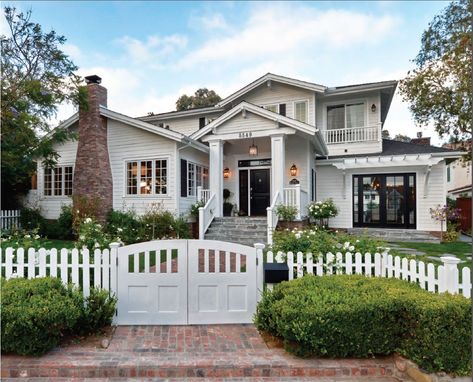 Picked Fence, Picket Fence Garden, Fence Garden, White Fence, Front Courtyard, White Picket Fence, Home White, Fence Gate, Cute House