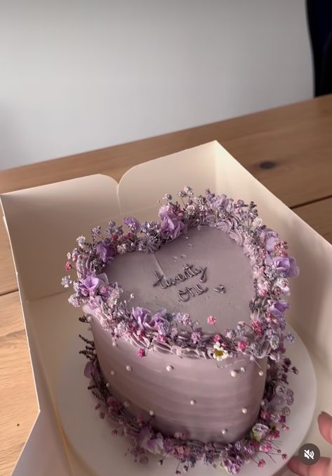 Aesthetic Cakes For Girl, Sweet 16 Cake Purple, 21st Birthday Ideas Purple, Cake 15 Birthday Girl, Purple Birthday Cake Aesthetic, Lavender Color Cake, 23 Birthday Cake Ideas, Bridgerton Birthday Cake, Purple Aesthetic Cake