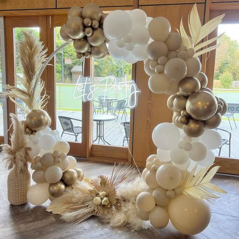 Easel Display Ideas, Pampas Grass Balloon Decor, Neutral Balloon Circle Arch, Balloon Arch Pampas, Balloon Decorations 30th Birthday, Balloon Hoop Wedding, Balloons And Pampas, Nude Balloons Decoration, Gold Hoop Balloon Garland