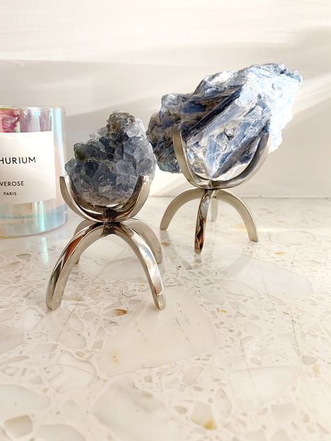 This display stand is a modern and chic way to show off your crystal and mineral collection. The silver aluminum claw will add wonderful texture, depth, and interest to your shelf and put your crystal on an airy and minimal pedestal. **Crystal not included** The display stand is made of aluminum, and can be inverted on either side to accommodate crystals of different sizes. Please note that this item is handmade (not mass produced by machines), so there are some imperfections on the stand. Dimen Rock Collection Display, Rock Display, Home Decor Minimal, Crystal Stand, Crystal Room, Mirror Frame Diy, Decor Minimal, Witchy Home Decor, Crystal Holder