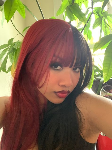 Dark Red And Black Split Dye, Red And Black Hair With Bangs, Split Dyed Hair Aesthetic, Split Dye Red And Black, Black And Red Split Dye, Two Tone Split Hair Color Ideas, Split Dye Ideas, Red Split Dye Hair, Half Black Half Red Hair