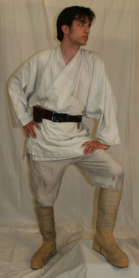 Luke Skywalker cosplay Luke Skywalker Halloween Costume, Luke Skywalker A New Hope, Luke Skywalker Outfit, Luke Skywalker Cosplay, Luke Skywalker Costume, Jedi Outfit, Senior Week, Jedi Costume, Star Wars Luke