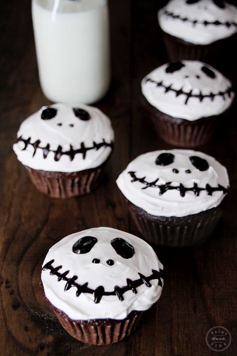 Jack Skellington Cupcakes - Paint Me Pink Hallowe’en Cupcakes, Jack Skellington Cupcakes, October Cupcakes, Halloween Cupcake Ideas Easy, Muffin Halloween, Halloween Themed Cupcakes, Halloween Cupcakes Ideas, Halloween Eat, Halloween Muffins