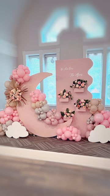 Moon Themed Baby Shower Ideas Girl, Moon Baby Shower Theme Girl, To The Moon And Back Baby Shower Ideas, Over The Moon Baby Shower Ideas Girl, Over The Moon Baby Shower Ideas, Moon Baby Shower Theme, Moon Balloon, Decoration Buffet, Girl Shower Themes