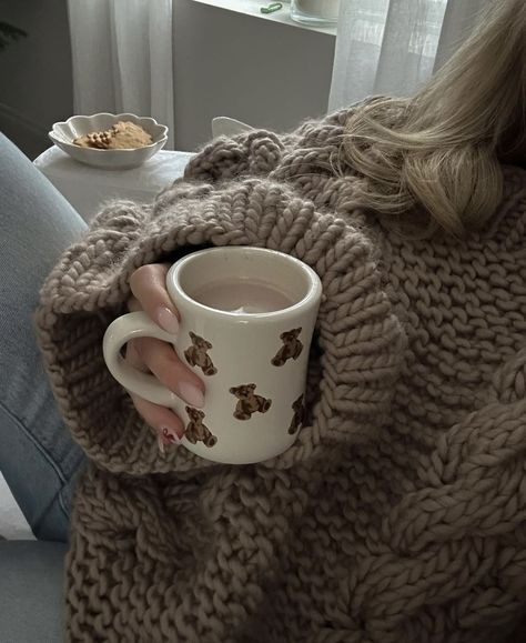 December Mood Board Aesthetic, Winter Study Aesthetic, Winter Coffee Aesthetic, Cosy Winter Aesthetic, Winter Aesthetic Photos, Hot Coffee Aesthetic, Aesthetic Hot Chocolate, Cozy Girl Aesthetic, Hot Chocolate Aesthetic