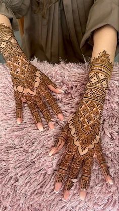 Engagement Mehendi, Cultural Clothes, Wedding Henna Designs, Mehendi Art, Front Mehndi Design, Kalamkari Dresses, Eid Mehndi Designs, Tato Henna, Mehndi Designs Bridal Hands