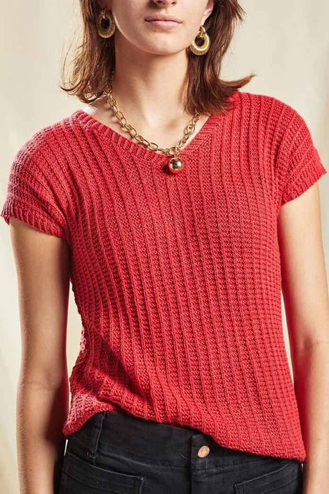 Picture showing a woman wearing a red knitted t-shirt made with Magnolia yarn by Universal Yarn Tops Knitting, Designer Knitting Patterns, Summer Knitting Patterns, Knit Top Patterns, Bodice Pattern, Universal Yarn, Free Tops, Summer Knitting, Knitting Ideas