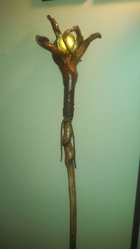 Gnarly root system makes for great wizard staffs :P Diy Wizard Staff, Toad Wizard, Steampunk Cane, Wizard Outfit, Wizard Staff, Wooden Staff, Nature Witch, Bo Staff, Moon Drop