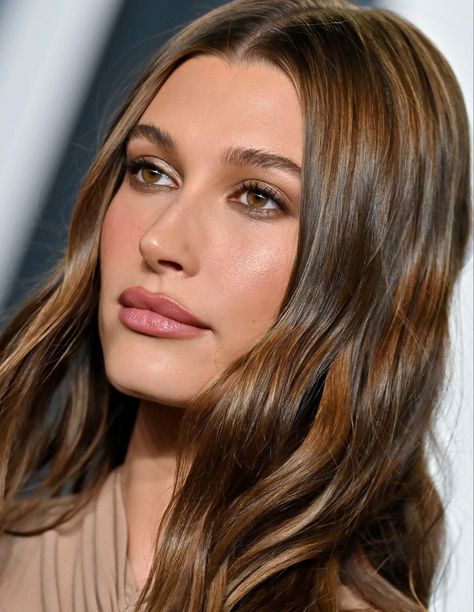 Light Skin Medium Contrast Makeup, Soft Autumn Color Palette Celebrities, Light Medium Contrast Makeup, Warm Autumn Makeup Looks, Hailey Bieber Lips, Hailey Bieber Brown Hair, Hailey Bieber Hair Color, Medium Contrast Makeup, Hailey Baldwin Hair