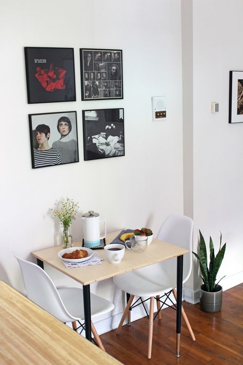 Table Nook, Space Breakfast, Tiny Apartment Living, Breakfast Nook Table, Nook Table, Small Kitchen Tables, Apartment Dining, Decor Studio, 1st Apartment