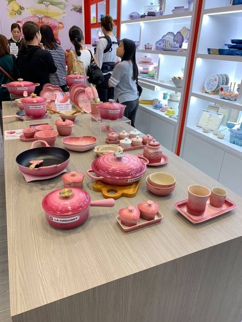 Le Creuset Kitchen Aesthetic, Le Creuset Aesthetic, Pink Le Creuset Kitchen, Pink La Creuset, Le Creuset Heart Shape, Le Creuset Pink, Le Creuset Pink Heart, Le Creuset Shell Pink, Le Crueset