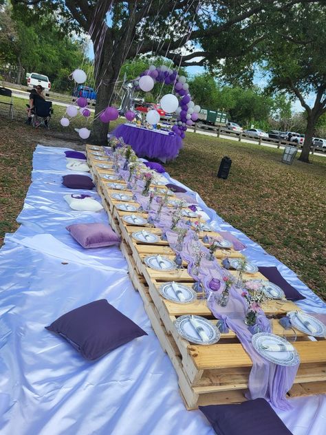 Outdoor Purple Birthday Party, Purple Picnic Aesthetic, Soiree Chill, Picnic Set Up Ideas Simple, Thanksgiving Dinner Aesthetic, Friendsgiving Theme Ideas, Thanksgiving Tablescapes Simple, Thanksgiving Table Settings Elegant, Beach Picnic Party