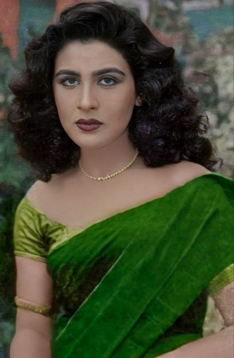 Shayri Background, Amrita Sher Gil, Bollywood Pictures, Karisma Kapoor, Amrita Singh, Saree Photoshoot, Madhuri Dixit, Face Images, Actor Photo