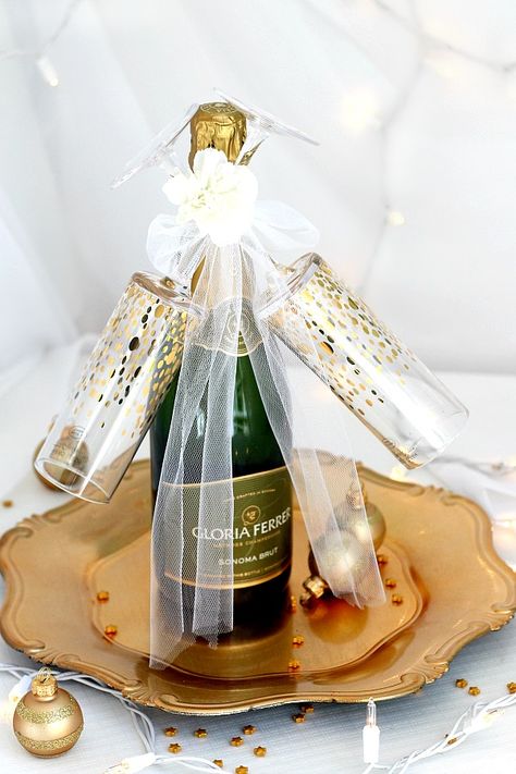 Easy DIY Champagne and flutes holiday gift makes a lovely friend or hostess gift. It takes just a few minutes and looks so festive. Ideal for welcoming the New Year or celebrating a birthday, anniversary, new job, new house or any special occasion. Champagne And Glasses Gift Basket, Champagne Glass Gift Ideas, How To Wrap Glasses As A Gift, Champagne Birthday Gift Ideas, How To Wrap Champagne Bottle Gift Ideas, Champagne Gift Wrapping Ideas, Mini Champagne Gift Ideas, Champagne Basket Gift Ideas, Champagne Gift Box Ideas