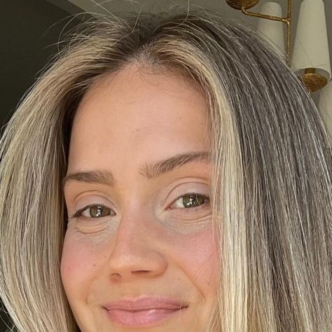 Calla Ramont on Instagram: "I highlight my hair 1x/year — here’s what I ask for so it’s low maintenance and natural 🥰 Color: Balayage-ish / highlights blended up / natural root Lighter pieces in the front Buttery blonde (not ashy) Cut: Face frame Layers I always trim 2 or 3 inches off 3-4x a year to keep it healthy!" Front Blonde Highlights Face Framing, Face Frame Layers, Highlights Blended, Face Frame Highlights, Buttery Blonde, Too Faced Highlighter, Color Balayage, Face Frame, Face Framing Layers