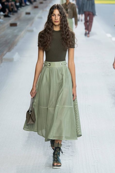 Hermès Spring/Summer 2019 Ready-To-Wear Collection Collection Clothes, Cienfuegos, Taupe Grey, Moda Paris, Women Fashion Edgy, Mode Casual, Spring Fashion Trends, Cream Beige, 가을 패션